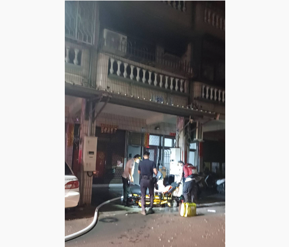 高雄大寮區一處民宅疑似發生瓦斯氣爆事故，釀成火災，共2人受傷送醫。圖/中央社