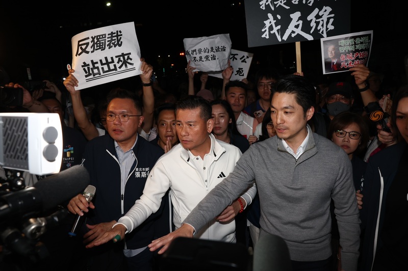 台北市長蔣萬安（前右）17日晚現身北檢前聲援抗議，並呼籲立院推動倒閣。圖/中央社