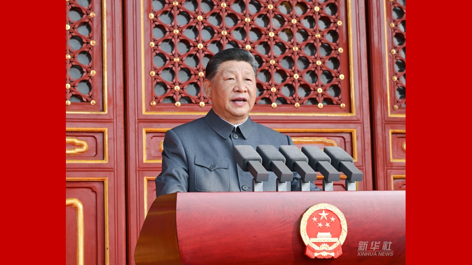 習近平登天安門城樓穿中山裝，暗示遵守傳統，而與普丁、金正恩並肩受禮，則暗示新的戰略聯盟。圖／取自新華社