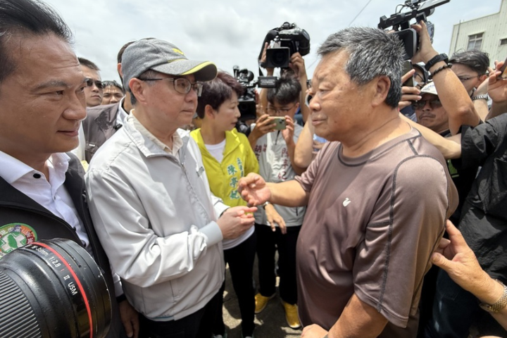 嘉南地區多處傳淹水災情。行政院長卓榮泰（左）29日到台南後壁區侯伯里，了解民宅淹水及災後處理進度。圖/中央社