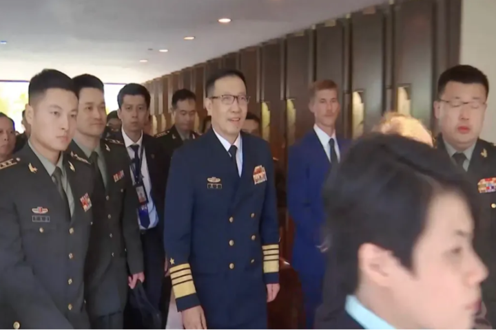 大陸國防部長董軍（中）率眾抵達會場。圖/取自《澎湃新聞》