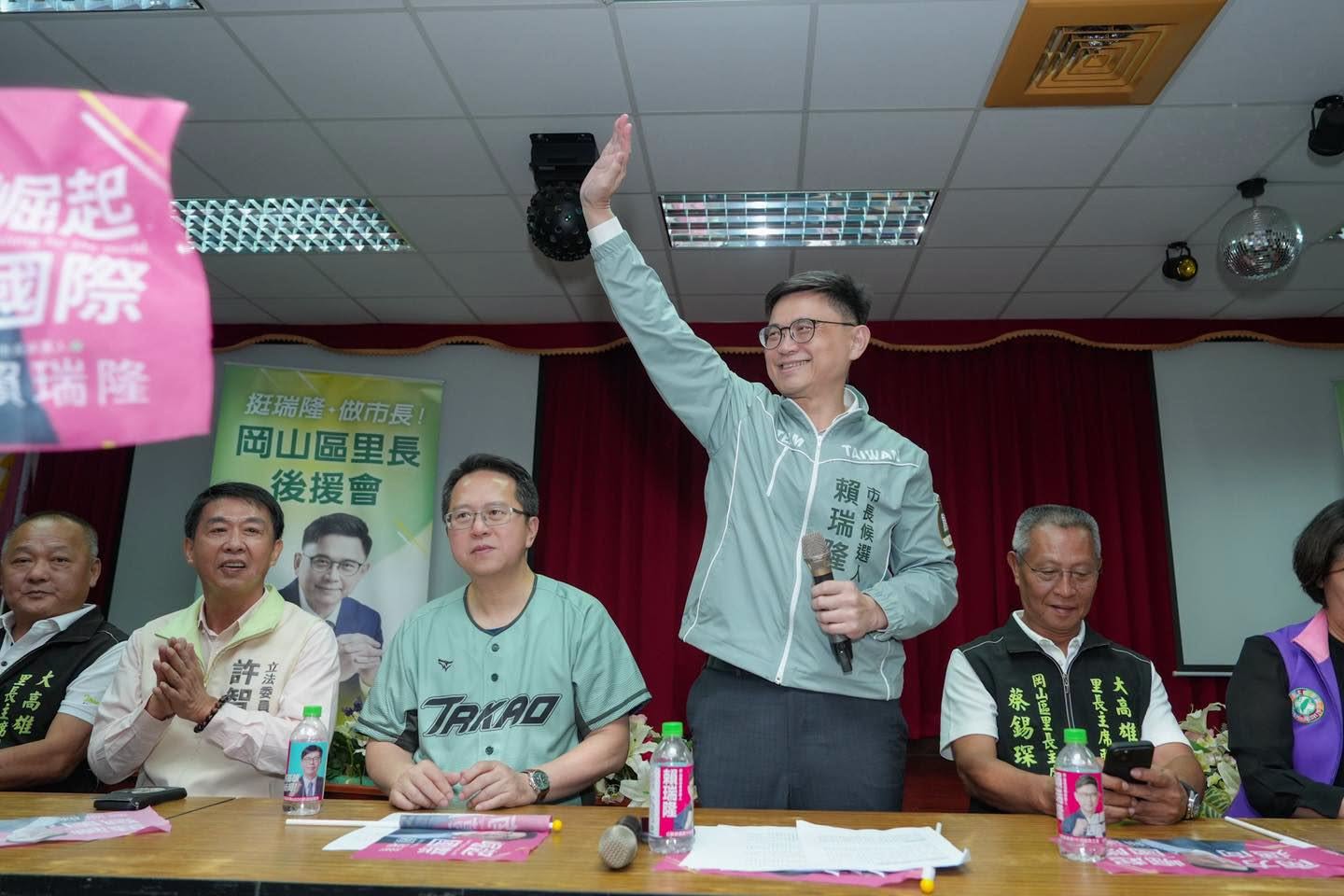 賴清德向高雄市長參選人賴瑞隆（站立者）喊話，下周中常會要提出城市願景，讓全國民眾都能看見地方發展成果。圖／取自賴瑞隆 臉書
