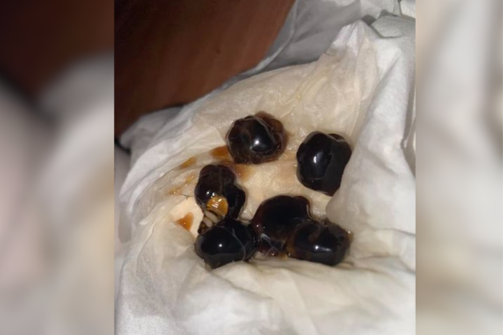 有網友在爆料公社發文抱怨，喝珍珠奶茶時竟然咬到蟑螂，超噁心。圖/取自爆料公社