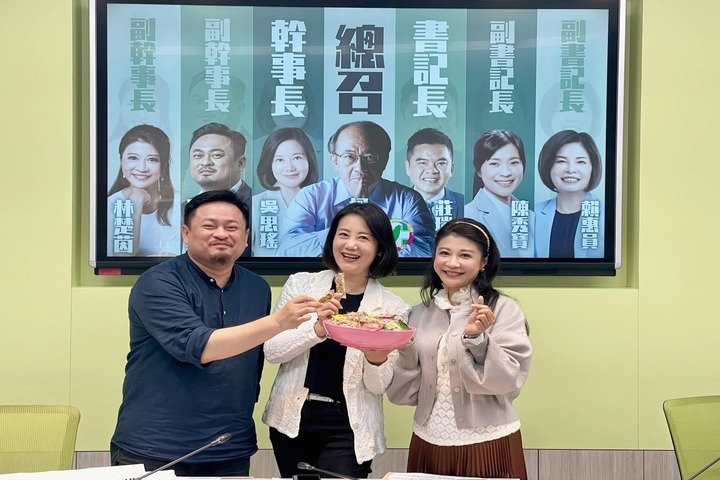 民進黨籍立委吳思瑤（中）與林楚茵（右）。圖/取自吳思瑤《臉書》官方粉專