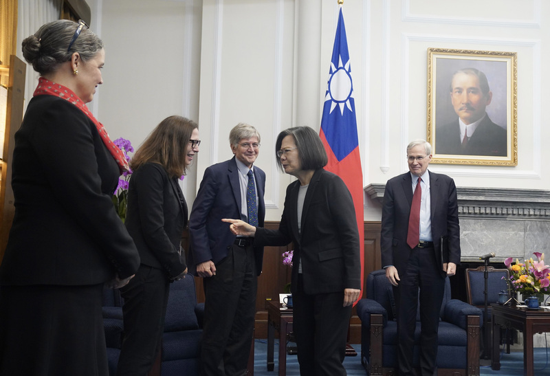  選舉落幕，美國前國家安全顧問哈德利（Stephen J. Hadley）（後右）、前副國務卿史坦伯格（James B. Steinberg）（左3）15日在美國在台協會（AIT）主席羅森柏格（Laura Rosenberger）（左2）隨行陪同下進入總統府，總統蔡英文（前右）接見時短暫與羅森伯格互動。左為AIT台北辦事處長孫曉雅。圖／中央社