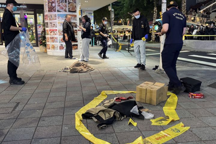 捷運台北車站19日晚間遭丟擲煙霧彈，犯嫌隨後續往北走，在中山商圈誠品南西店隨機傷人。警方鑑識小組在誠品南西店外拉起封鎖線。圖/中央社