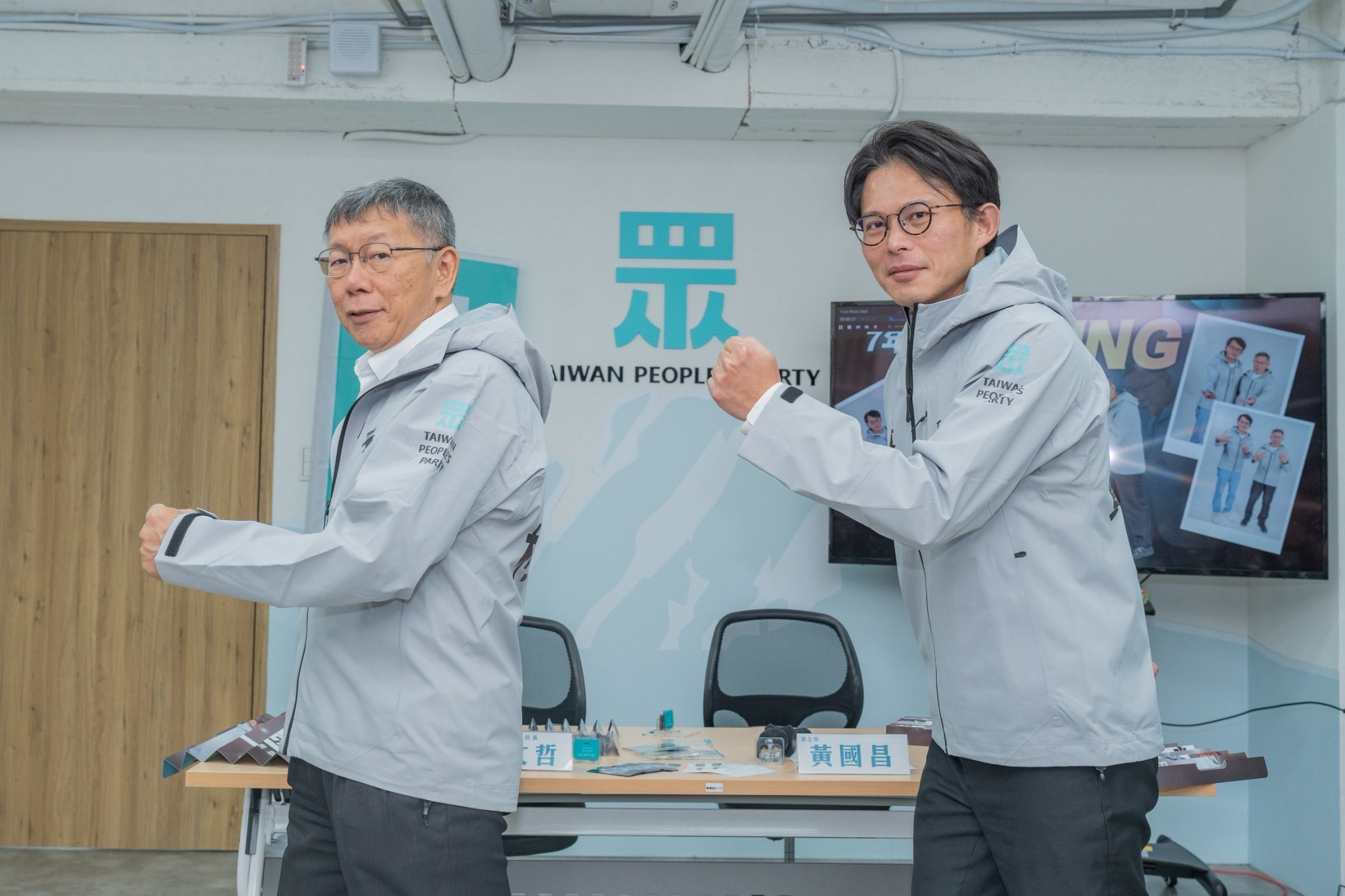 民眾黨創黨主席柯文哲（左）29日出席民眾黨7週年黨慶記者會受訪時直言，若以理智、務實、科學的角度看待，倒閣恐怕只是「幫賴清德解套」；而民眾黨現任黨主席黃國昌（右）則透露，藍營立委也很多人反對倒閣。圖/民眾黨提供