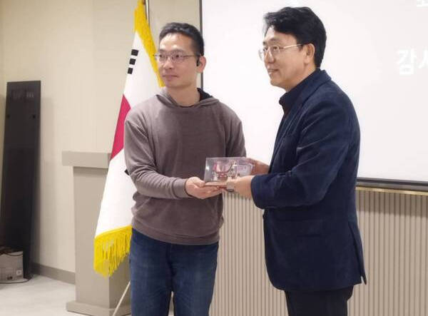 矯正署官員溫瑞祥（左）因學術交流活動，參訪韓國唯一的民營監獄「希望矯正院」，並致贈台灣東成監獄受刑人製作的獨木舟藝品。圖/取自中央社