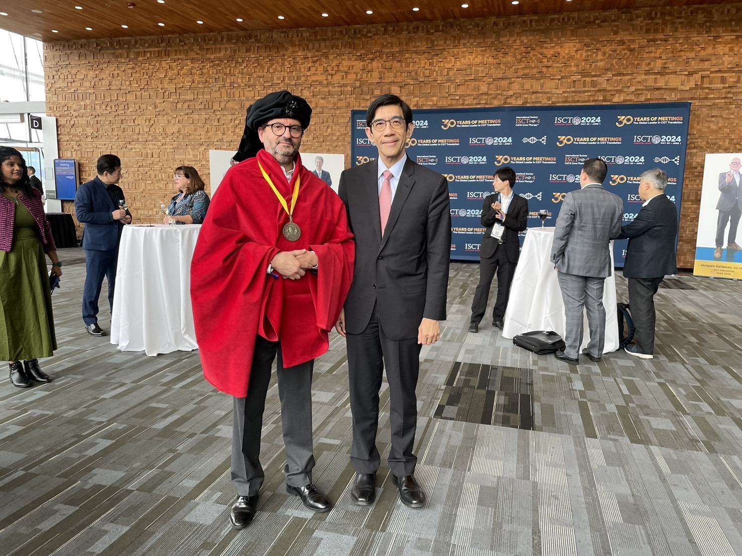 ISCT骨科醫師學委員會主席李光申博士(右)與International Society for Cell and Gene Therapy (ISCT)會長 Dr. Miguel Forte(左)於2024年溫哥華年會合影。圖/作者提供