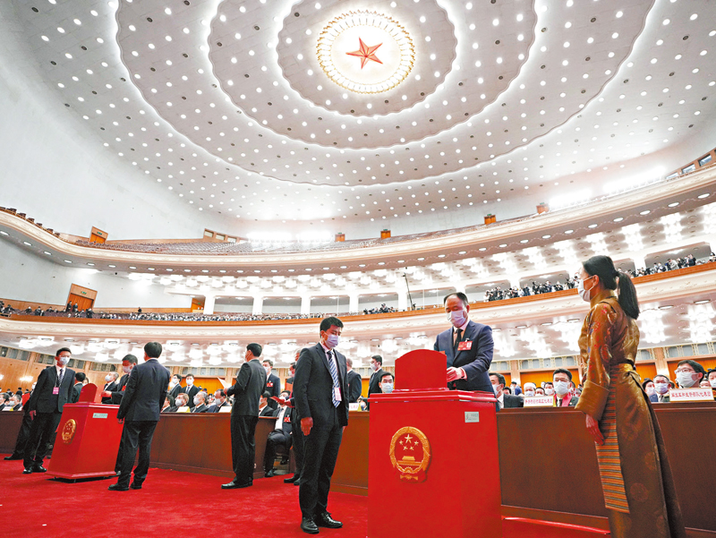 中國大陸政府已經注意到人口老化問題，將養老列入兩會工作報告。圖/取自新華社