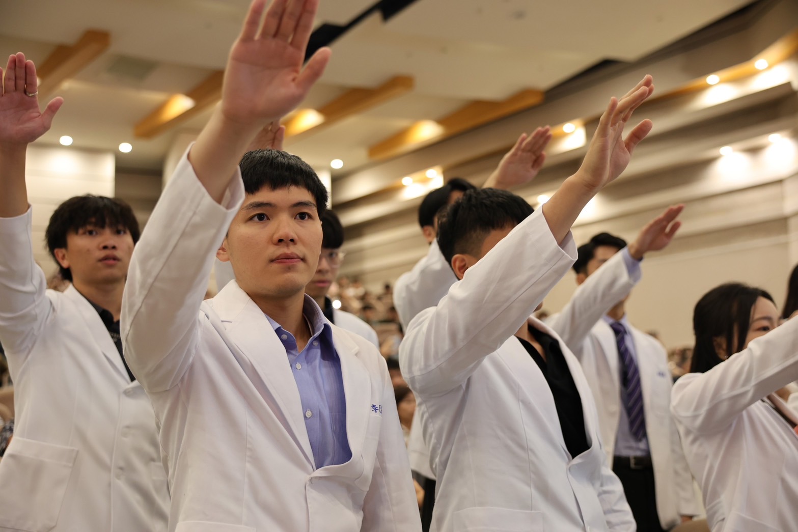 圖為國防醫學院醫學系第120期授袍典禮。圖／取自國防醫學院臉書