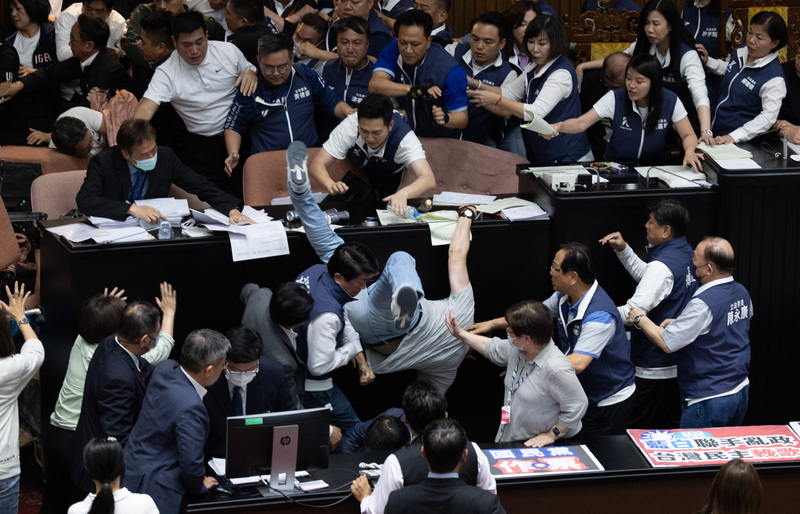 總統賴清德表示，立院議事運作應該遵守程序正義，多數尊重少數，少數服從多數。民眾黨主席柯文哲說：「希望明天的立法院有新的氛圍」。圖為立院17日晚間的衝突。中央社