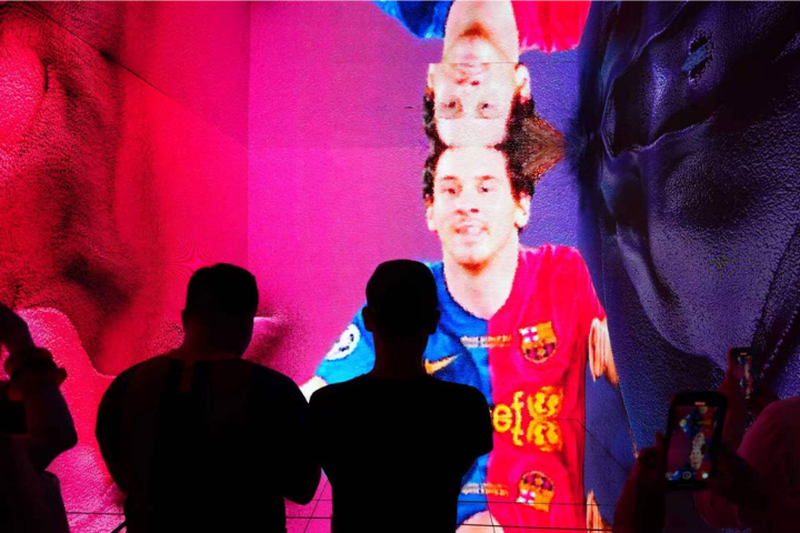 2025年7月22日，美國紐約佳士得拍賣行展出「A Goal in Life: Leo Messi x Refik Anadol」數位藝術作品。該作品以梅西經典進球時刻影像為題材，結合梅西的採訪發言，進行藝術化處理，影像在一個立體空間中藉助顯示屏和鏡面達到多維展示效果。圖／中新社記者 廖攀攝