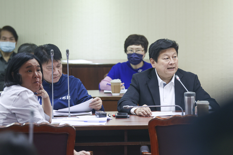 國民黨立院黨團總召傅崐萁（前右）表示，將於10日立法院會處理憲訴法覆議案。圖/中央社