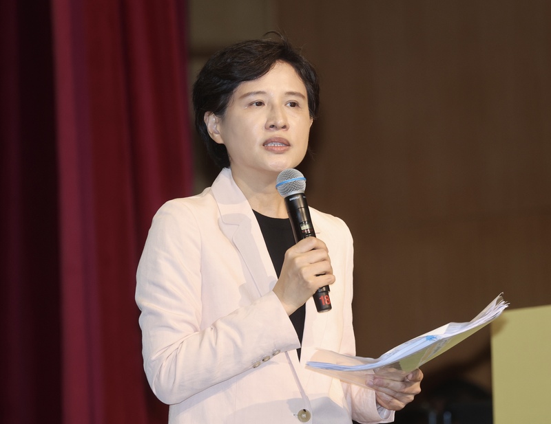 準行政院副院長鄭麗君今天（20日）參加民進黨辦的青年論壇時，遭學生嗆問，民進黨除了抗中保台還做了什麼。圖／中央社