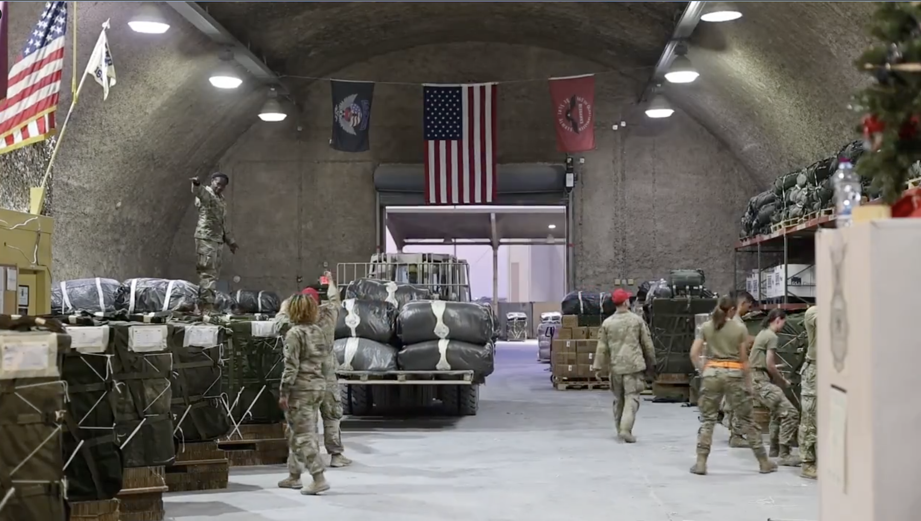 美軍共出動3架C-130運輸機，投下66包物資。圖/翻攝自U.S. Central Command @CENTCOM