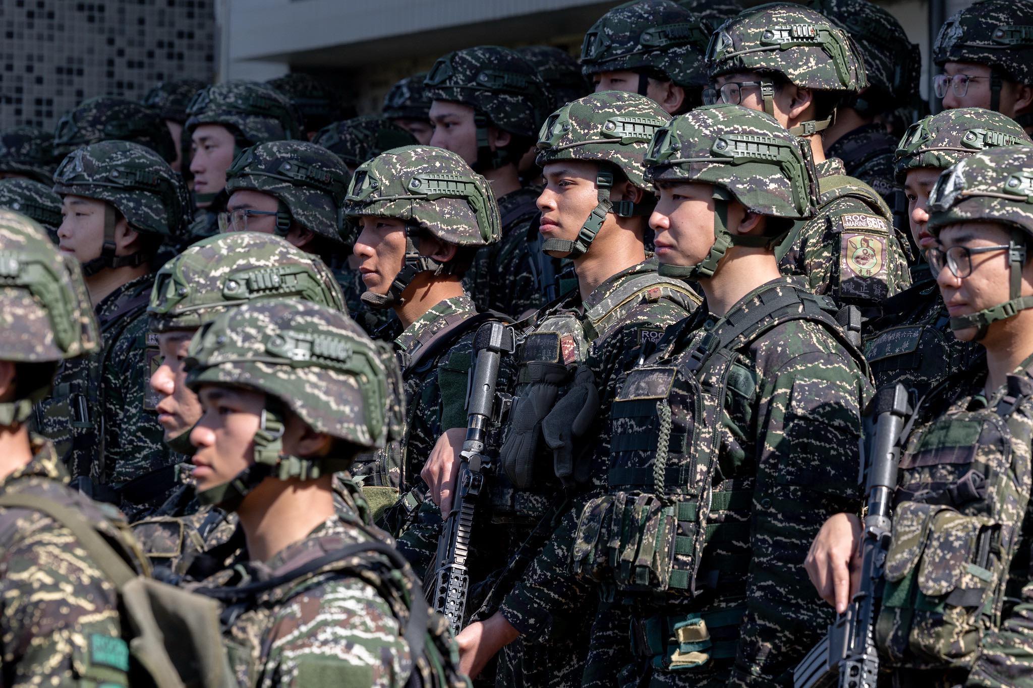 提升官兵福利待遇，國防部公布薪資待遇調整方案。圖為空軍松山基地的海軍陸戰隊第66旅第2衛戍戰鬥隊。圖/取自國防部發言人臉書