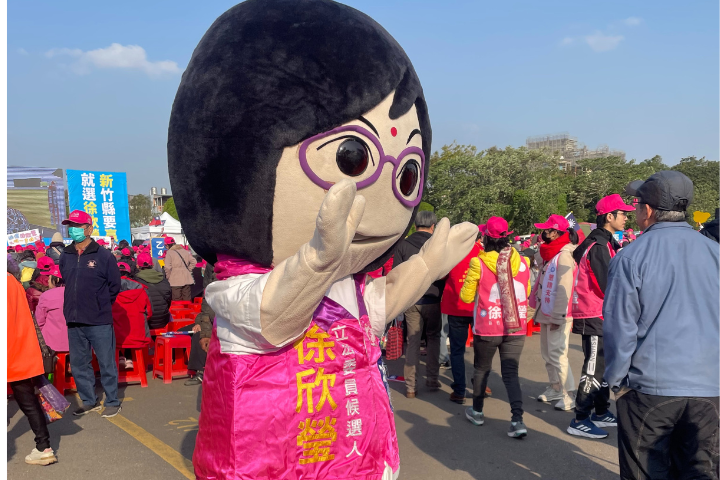 國民黨立委徐欣瑩11日舉辦誓師大會，現場也請出來「Q版徐欣瑩」與粉絲互動。圖/記者洪子苓攝