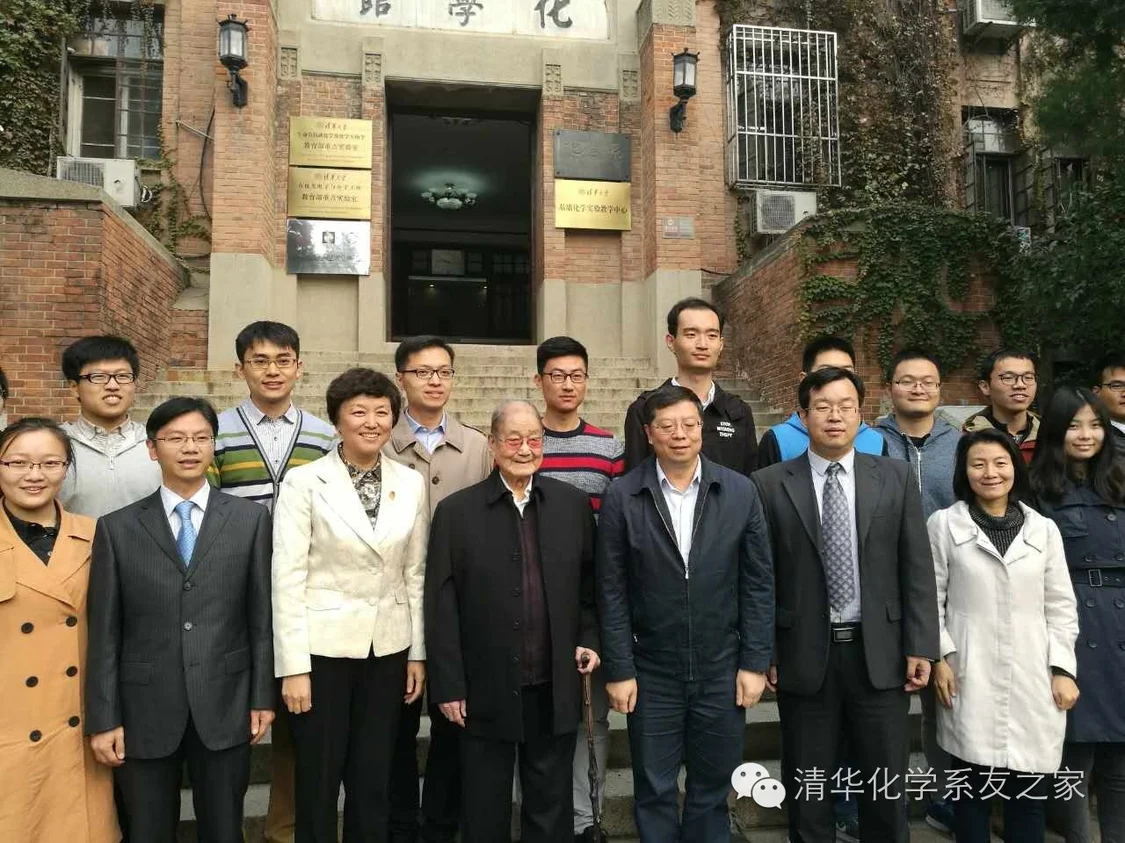 宋平1992年卸任政治局常委後，仍不斷出席相關場合。圖為2016年宋平（前左四）前往清華大學化學系探望母校。圖／取自清華大學化學系友之家