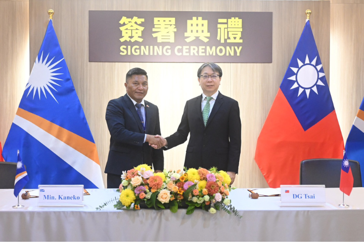 國家安全局長蔡明彥與馬紹爾群島共和國外交暨貿易部長康仁德今日共同簽署《安全合作意向書》，強化與南太友邦國安合作。圖/國安局提供