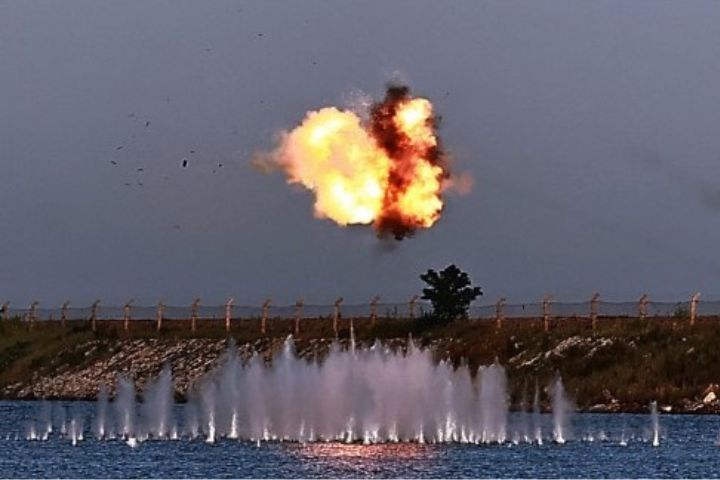 北韓軍方近期完成以能動式防護系統對各型反坦克飛彈實施面、側、上部攻擊試驗。圖/取自朝中社