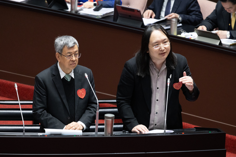 國民黨立委徐巧芯在臉書踢爆，數發部長唐鳳（右）一年出國329天、搬遷辦公室更豪灑4億元，是「全台最爽的行政部門」。圖／中央社