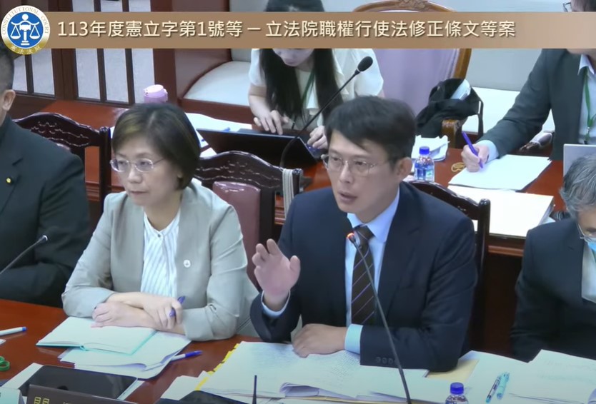 重現「諸葛亮舌戰群儒」，大法官輪番詢問，立委黃國昌一一解釋。圖/取自憲法法庭