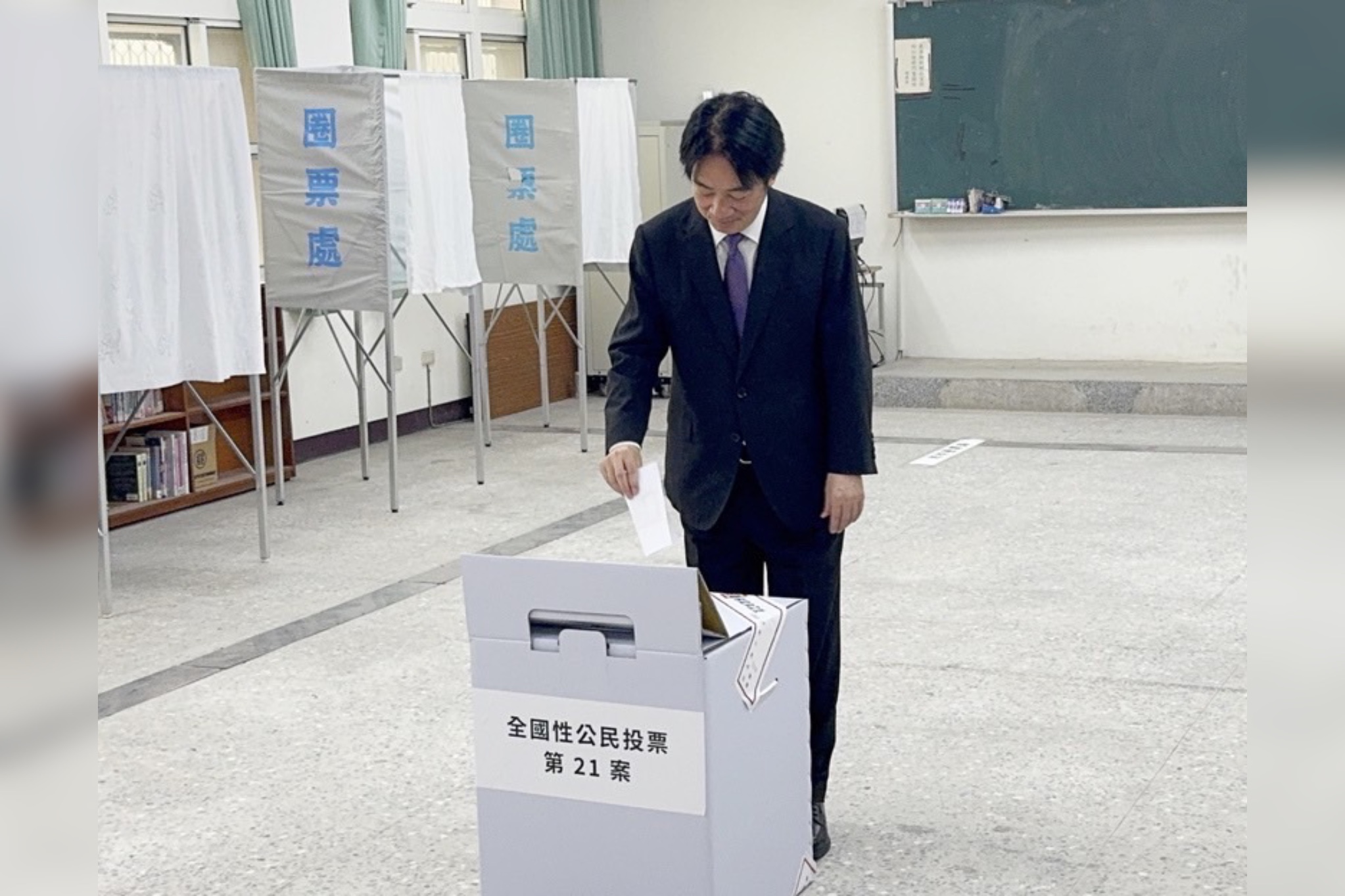 賴清德回台南投票順便「上屋頂」勘災   網轟：作秀 