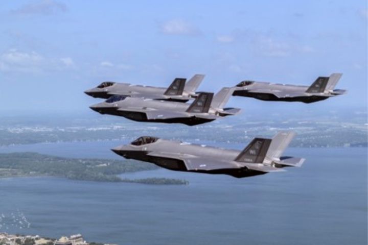 西方世界熱銷的F-35也低空編隊衝場。圖/取自美國空軍官網