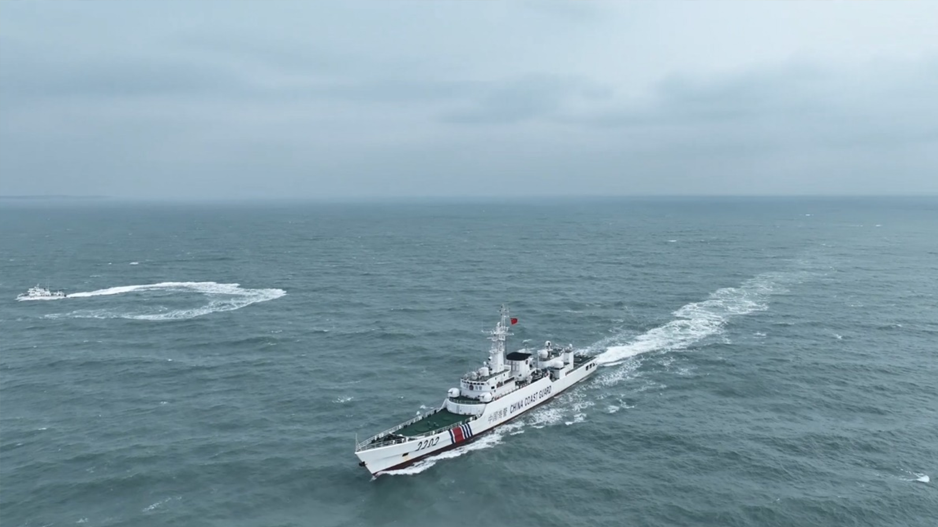 陸媒「日月譚天」25日強調，大陸海警艦艇旁的是「台艇」（海巡快艇）。圖/取自「日月譚天」公眾號。