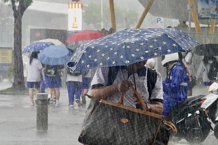 滯留鋒漸南移天氣仍不穩定　花東山區新竹以南防大雨