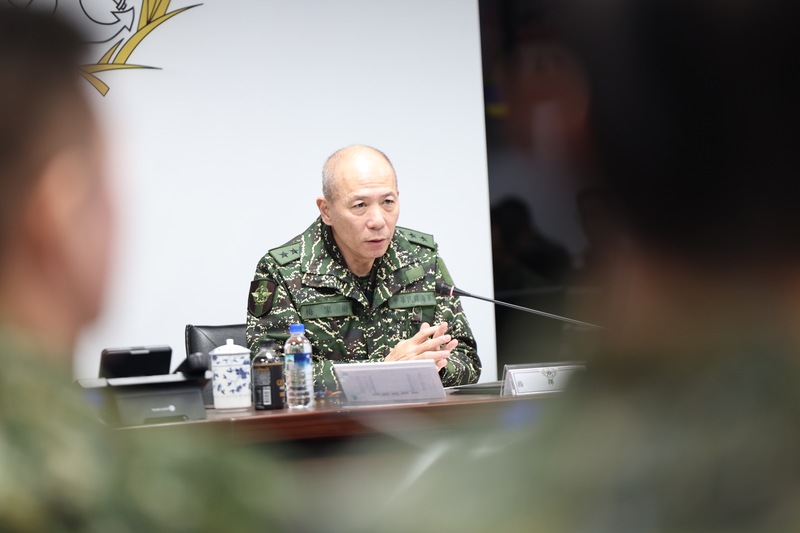 參謀總長梅家樹上將日前赴國防部應變中心，聽取台海週邊共軍動態報告，通令解除各級應變中心開設。圖/中央社