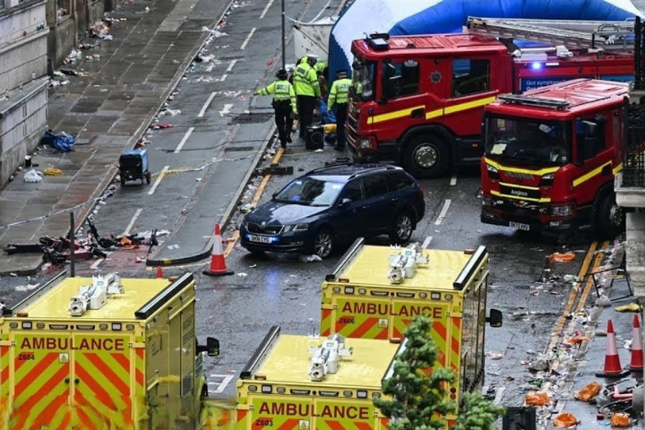 英國警方在利物浦隊英超聯賽奪冠的巴士勝利遊行現場，調查汽車衝撞人群事件。圖/翻攝自NBC News YouTube頻道