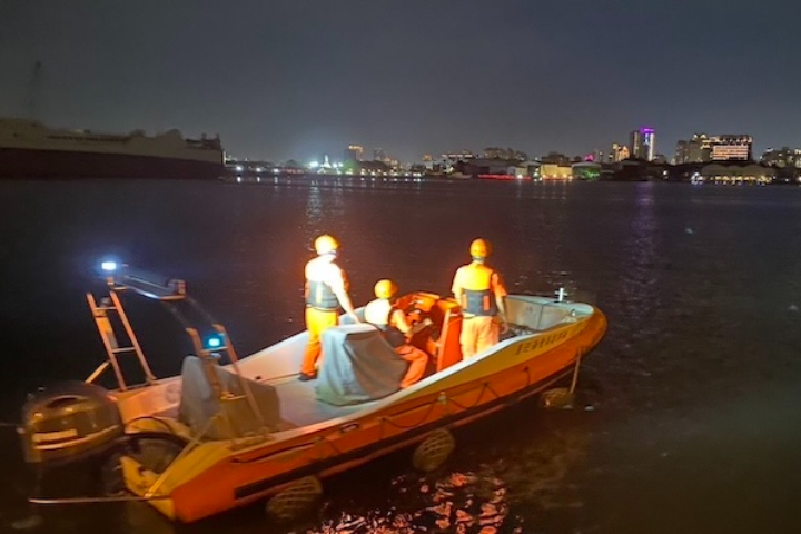 海巡署南部分署為確保端午節期間海域及海岸安全，展開威力掃蕩行動，圖為海巡人員27日晚間對南部海域進行搜查。圖／海巡署南部分署提供