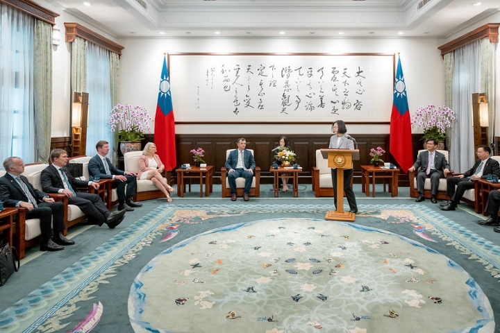總統蔡英文接見「紐西蘭國會跨黨派友台小組訪台團」，脫口而出總統府秘書長林佳龍將接任外交部長，而外交部長吳釗燮將轉任國安會秘書長。圖/取自總統府
