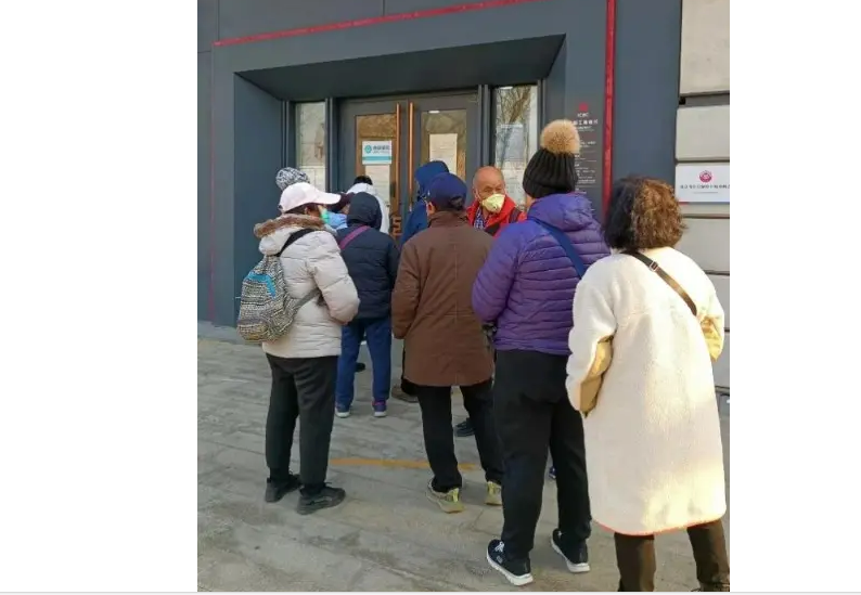 3月10日，大陸發行今年首批儲蓄國債，民眾排隊搶購。圖/取自中國證券報