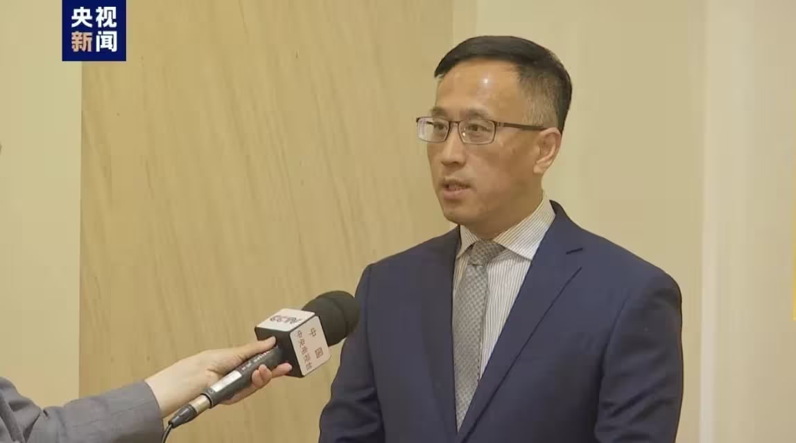 中共外交部網路事務協調員王磊，去年針對美方指控大陸官方支持的「Volt Typhoon」駭客行動，接受央視訪問。圖／取自央視新聞