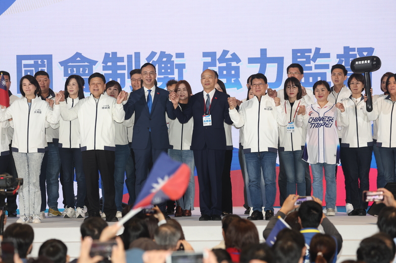  國民黨24日在桃園會展中心舉辦第21屆第4次全國代表大會暨130週年黨慶，立法院長韓國瑜（前右6）、國民黨主席朱立倫（前左3）、黨團總召傅崐萁（前左2）、立委林思銘（前右5）與王鴻薇（前左1）等人出席。 圖／中央社