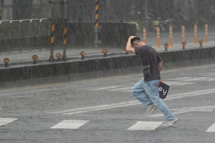 今天水氣持續增加　端午連假悶熱又有雨