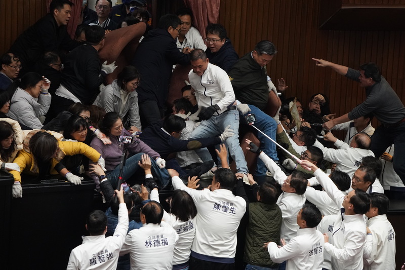 藍營修選罷法強化連署規範防濫罷,與民進立委爆發衝突。圖/中央社