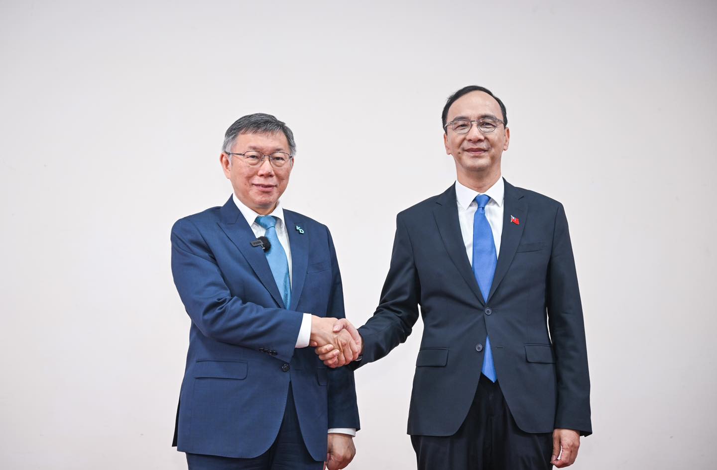 圖為國民黨主席朱立倫（右）於2023年10月30日與時任民眾黨主席柯文哲（左）進行跨黨派政黨協商的畫面。圖/取自朱立倫臉書