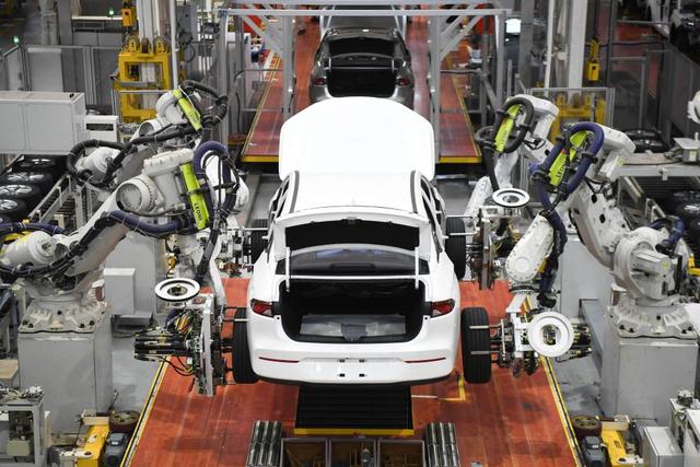 廣州廣汽埃安新能源汽車的全自動化輪胎安裝工作站。圖/取自新華社