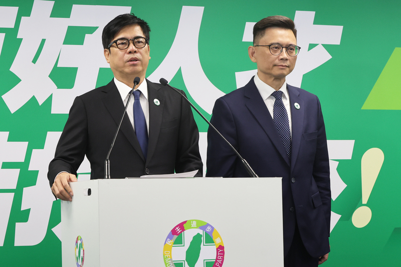 曾喊出54088的民進黨高雄市長陳其邁將接捧給被網友譏諷的548088綠委賴瑞隆。圖/中央社