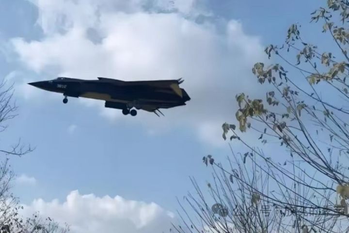 大陸殲-36確實同時擁有兩款不同設計原型機正在進行測試。圖/取自放飛的季節•微信號