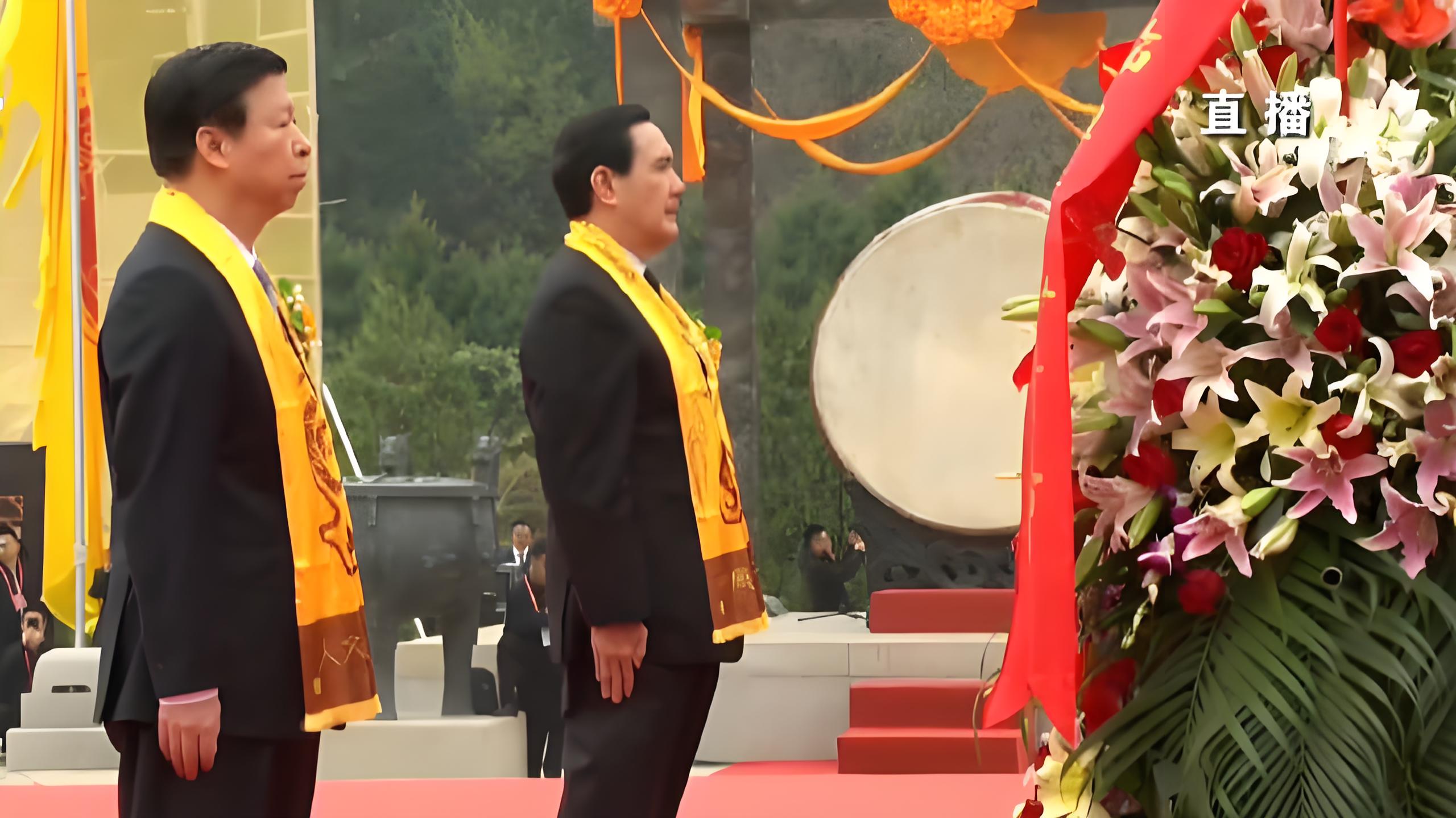 前總統馬英九(右)今日率全團參加「清明公祭軒轅黃帝典禮」。左為國台辦主任宋濤。圖/取自澎湃微博