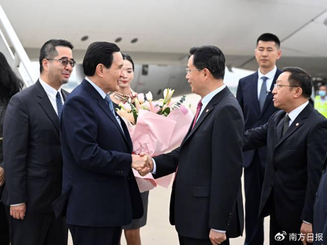 馬英九4月1日首站抵深圳寶安機場時，比照去年訪陸規格，由國台辦排名第一副主任潘賢掌（與馬握手者）接機，較特別是國台辦交流局長楊毅（右1）直接進機艙迎賓。圖/取自南方日報
