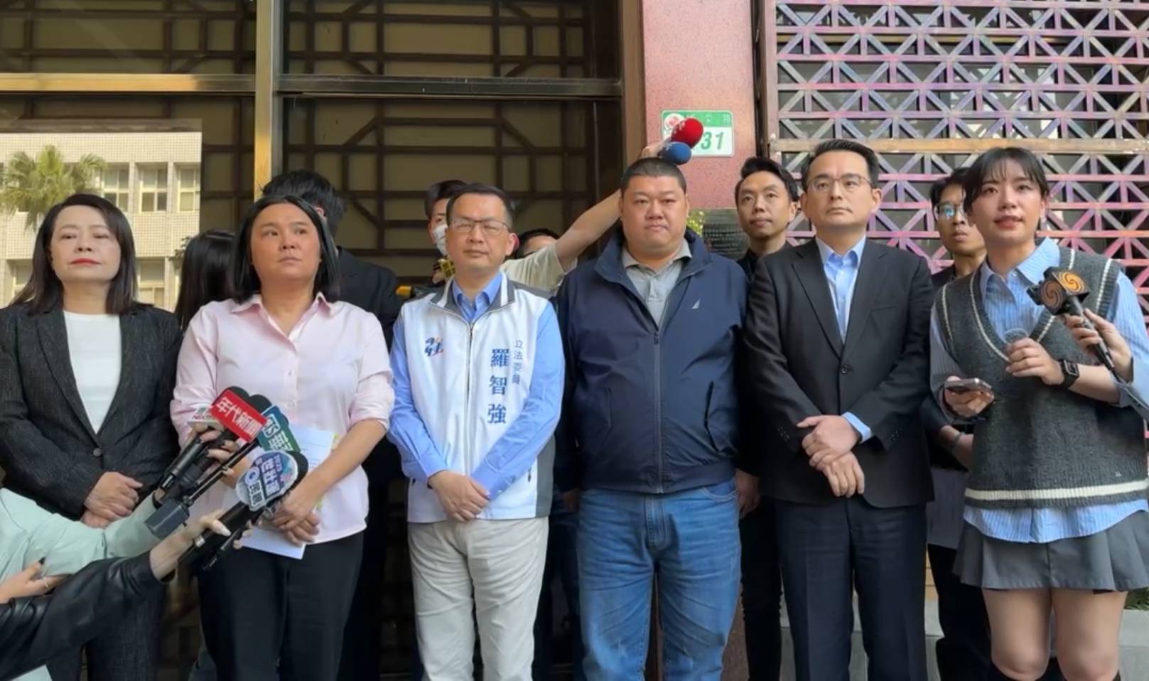 國民黨立委陳玉珍(左一)等人24日赴台北地檢署告發民團涉偽造罷免連署。圖/翻攝自國民黨直播畫面