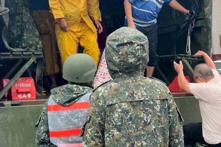 全聯賣軍服疑自肥？顧立雄這樣說