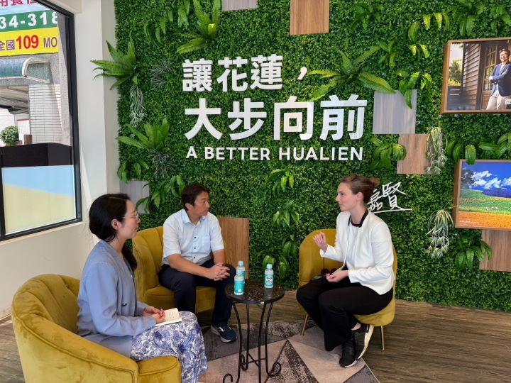 荷蘭在台辦事處經濟韌性政策資深統籌官林瑪麗亞(右一)、資深新聞與文化事務官周容卉(左一)一行,日前拜訪未來基地,與花蓮縣長參選人魏嘉賢(右二)針對花蓮的教育、防災、農業及國際交流等議題交換意見。圖/魏嘉賢辦公室提供