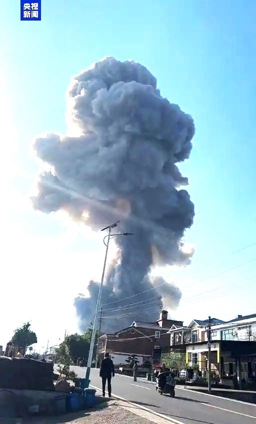   瀏陽華盛煙花爆炸瞬間現場竄出巨大灰白色濃煙，形成宛如「蘑菇雲」般的煙柱，高度超過百公尺。圖/取自央視